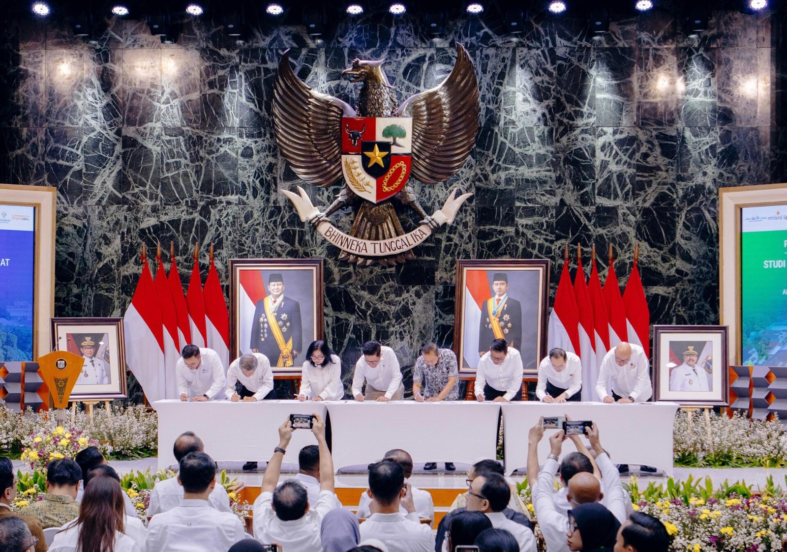 penandatanganan MoU bersama pengembang swasta termasuk Metland Cyber Puri untuk jalur MRT Jakarta East-West Line