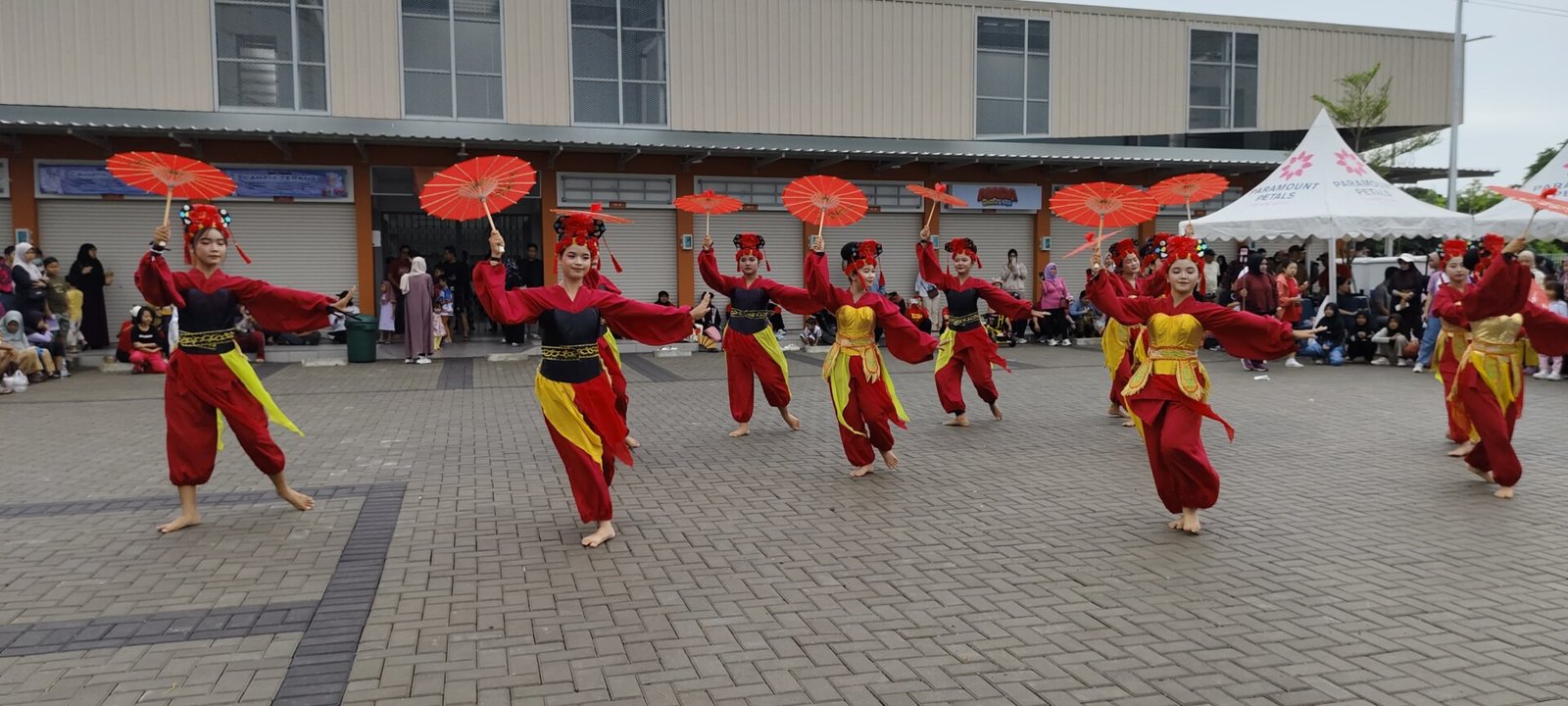 Pentas tari budaya dalam Petals Urban Market