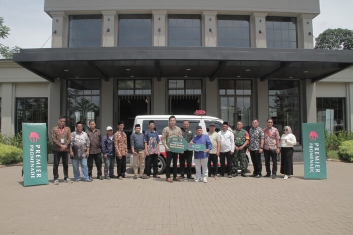 Jajaran manajemen PT Bukit Sukses Bersama dan tokoh masyarakat Sawangan berfoto bersama di depan unit ambulans hibah Premier Promenade.