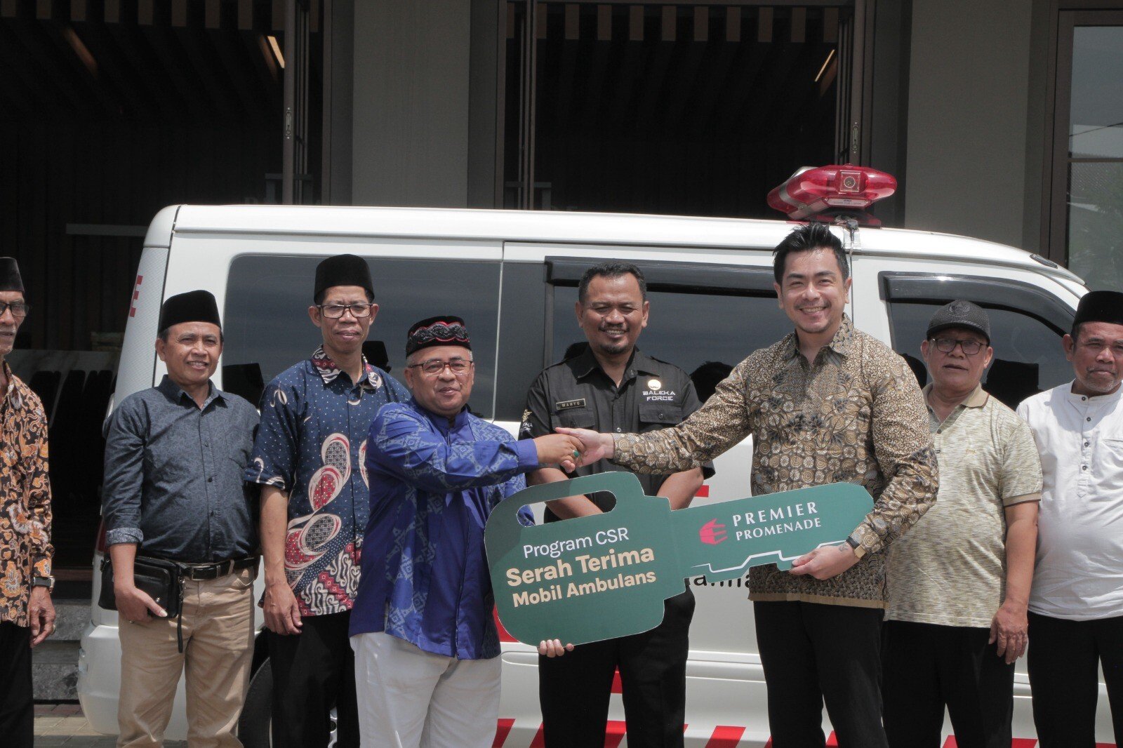 Hendy Musa dari Premier Promenade menyerahkan kunci simbolis ambulans kepada Tajuddin, Ketua Yayasan Miftahul Jannah.