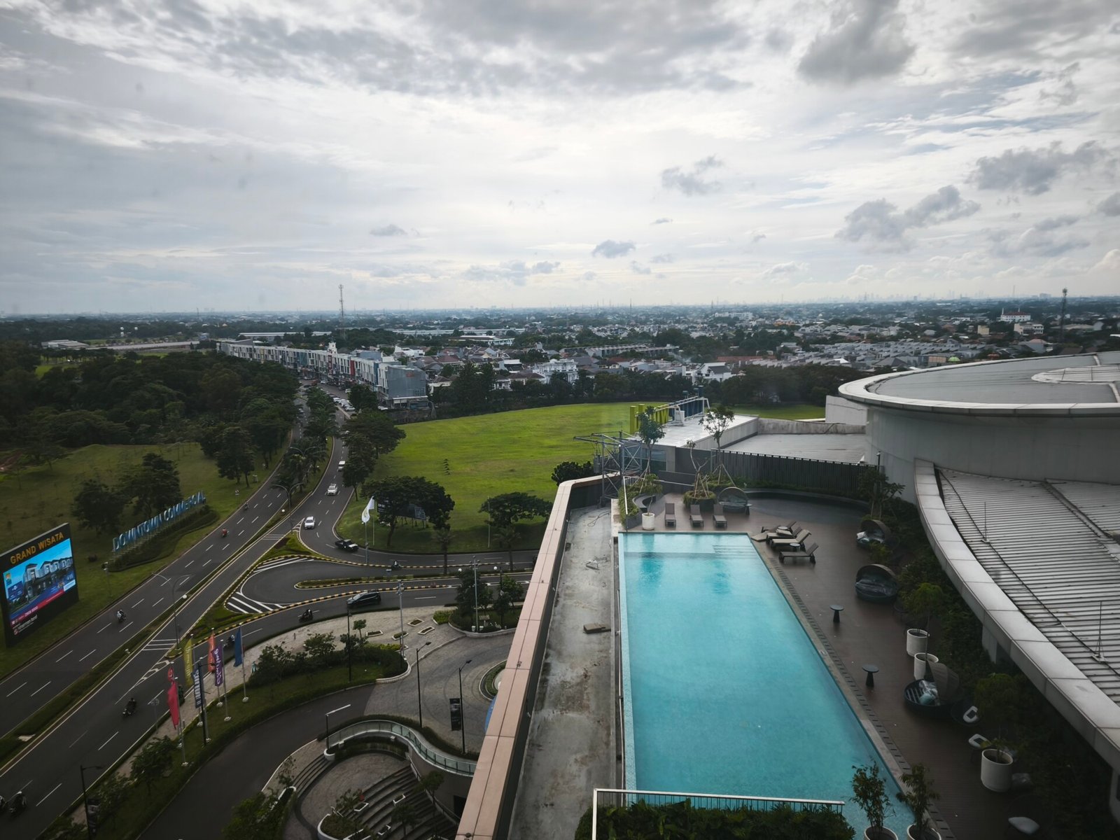 Fasilitas kolam renang outdoor di lantai 5 Artotel Living World Grand Wisata Bekasi 
