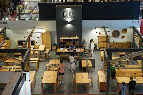 booth Matiz yang memamerkan koleksi meja dan kursi kayu