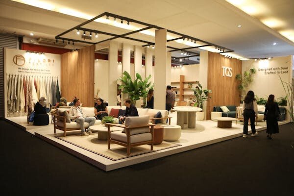 booth furnitur modern pada pameran IFEX 2026