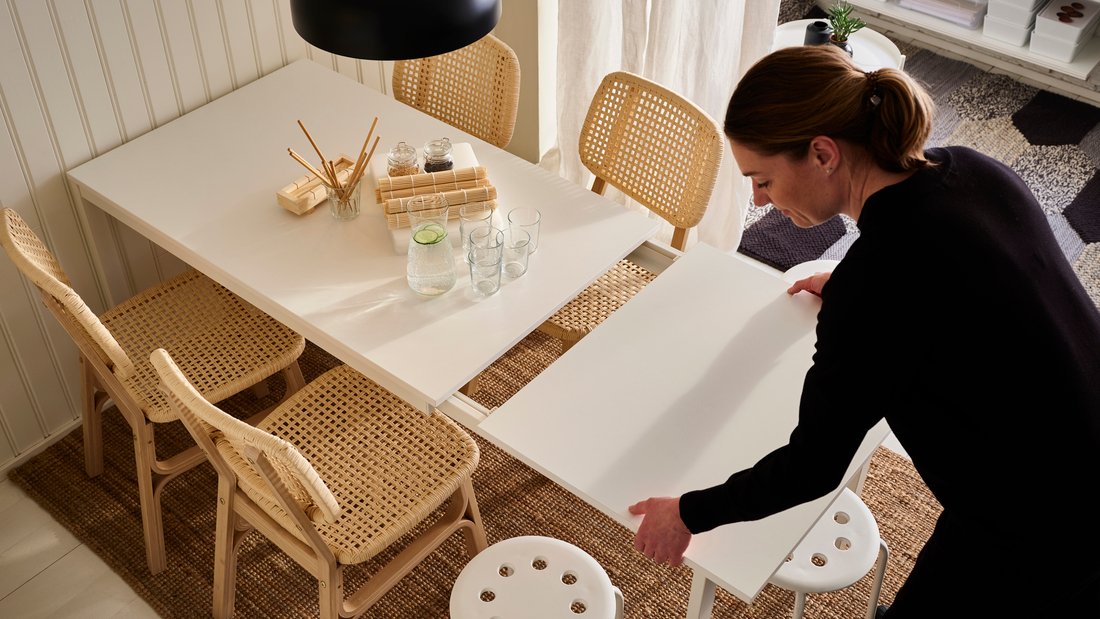 menata meja makan di rumah