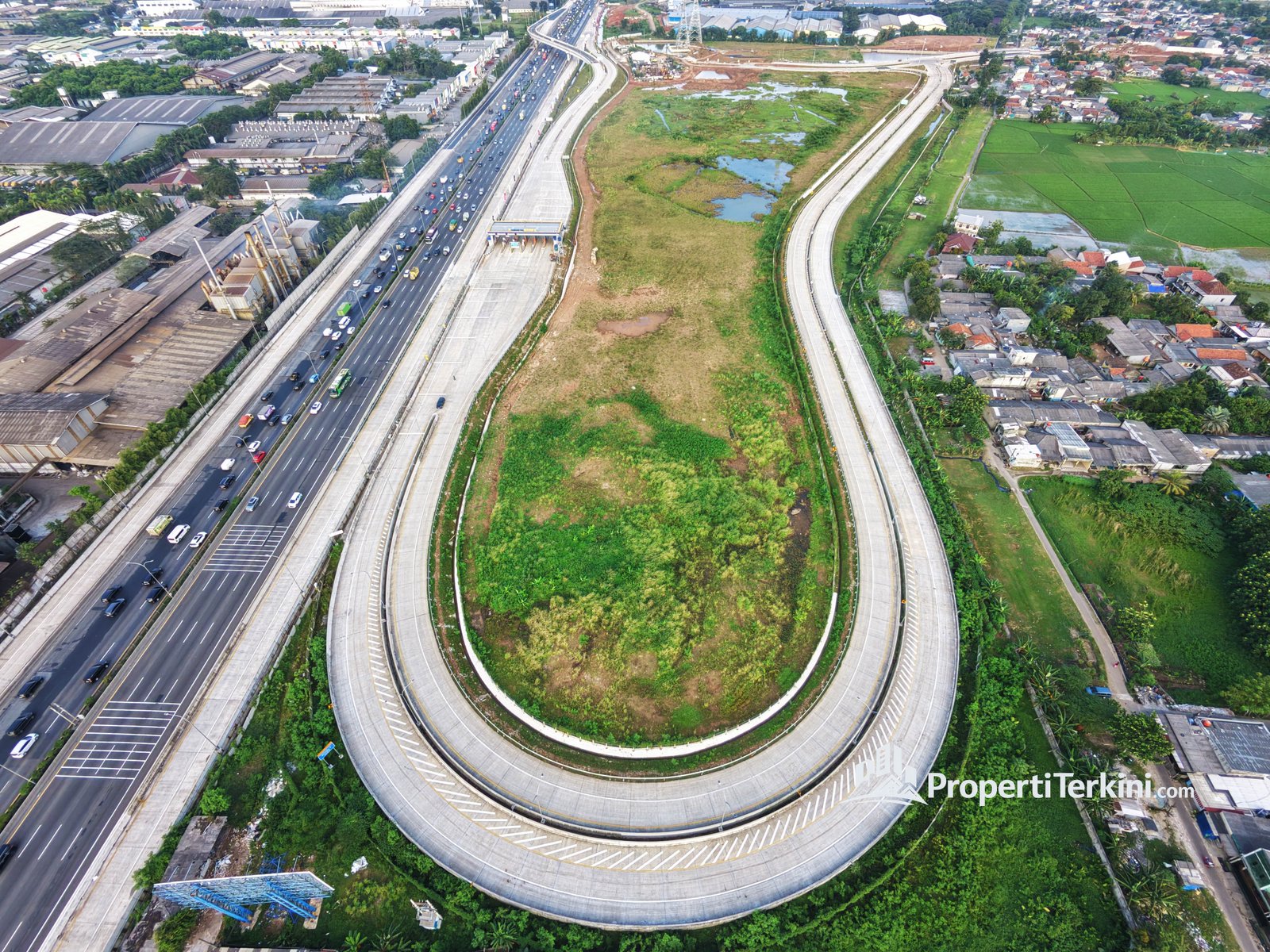 Interchange akses tol KM 25 Jakarta–Merak yang terhubung dengan kawasan Paramount Petals Tangerang