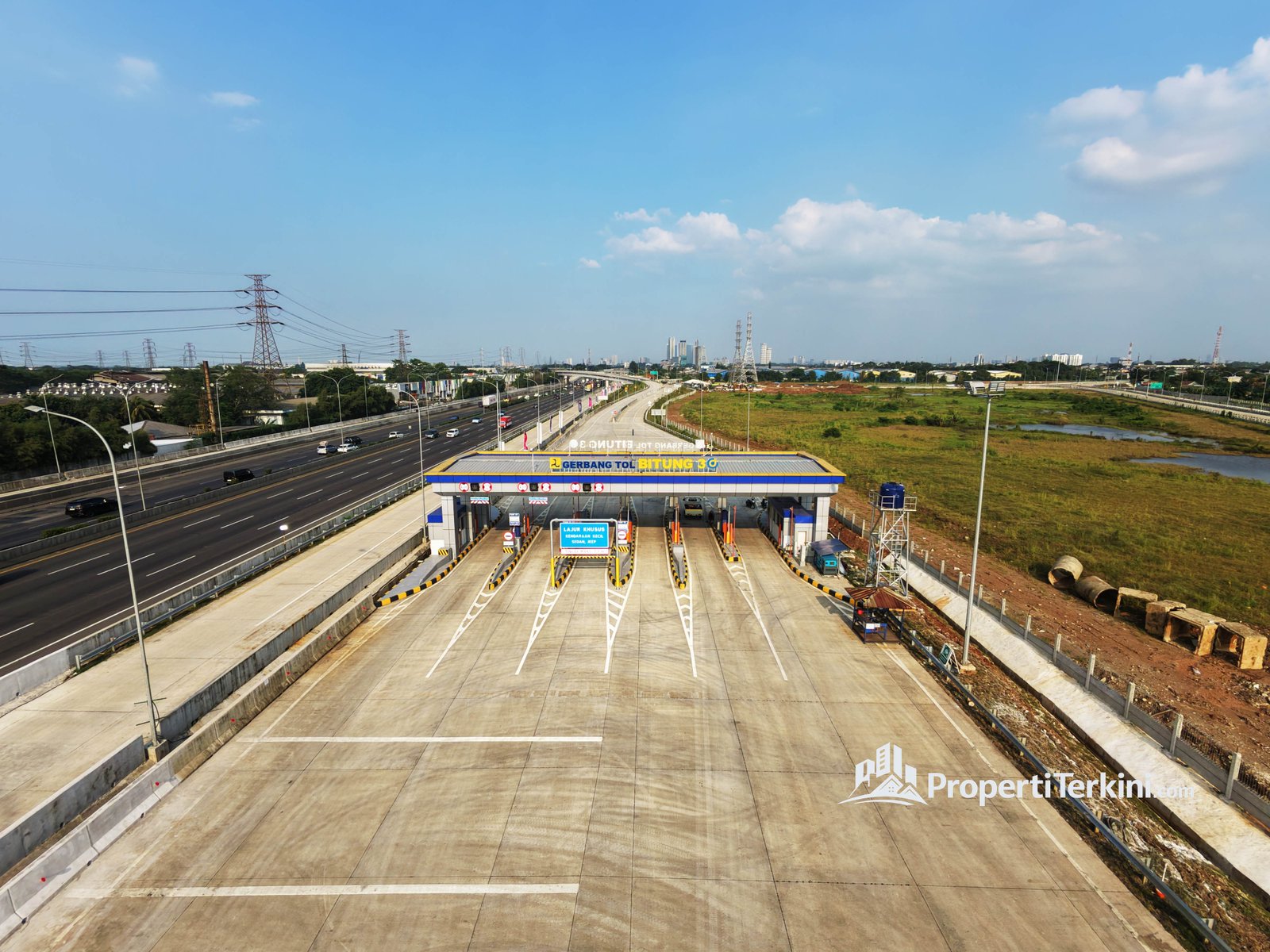 Gerbang tol di ruas Jakarta–Merak dekat akses Paramount Petals KM 25 Tangerang