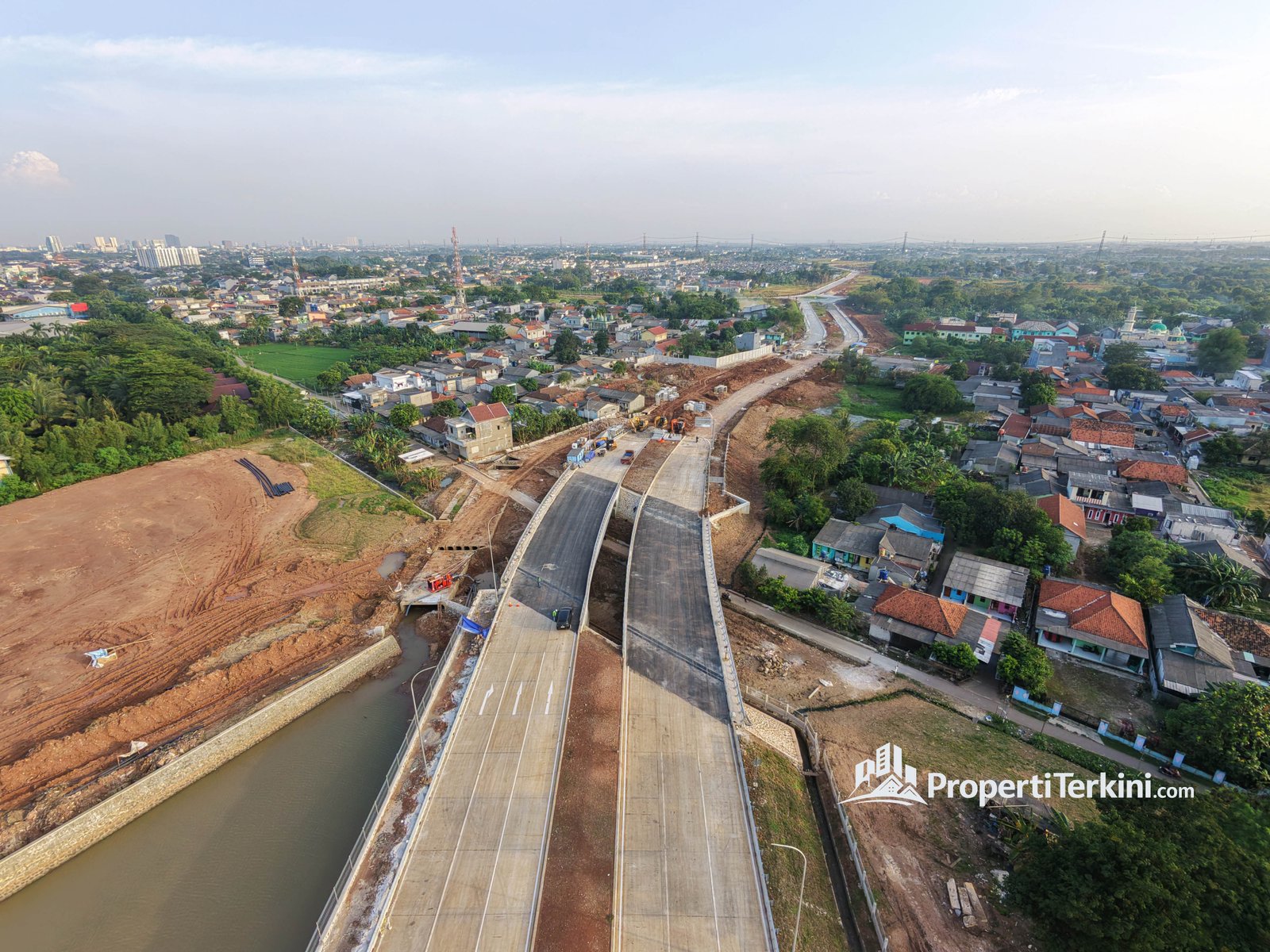 Akses tol langsung KM 25 Jakarta–Merak menuju Paramount Petals yang sedang dalam tahap penyelesaian konstruksi