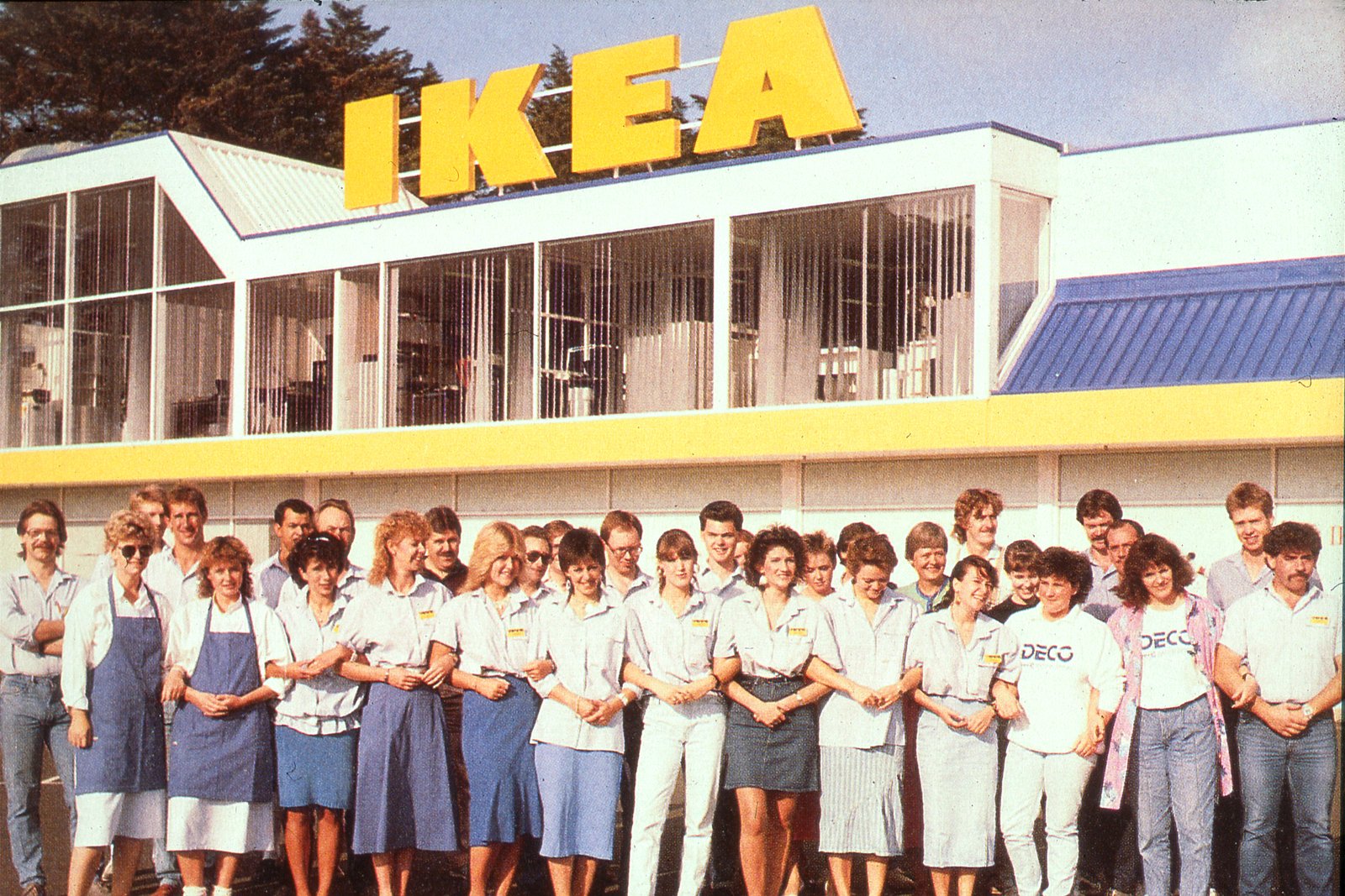 Karyawan IKEA berdiri di depan toko