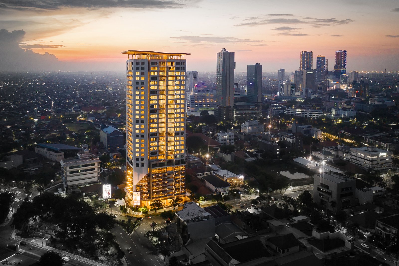 Gedung Vasa Suites Surabaya, kontributor utama segmen real estat dalam pencapaian lonjakan laba RISE tahun 2025.