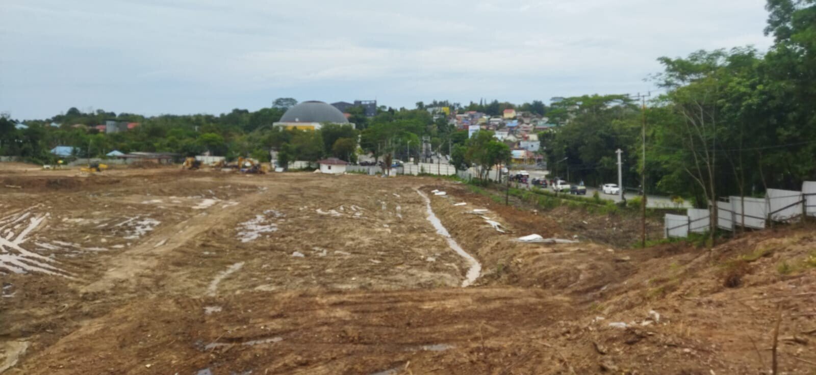 Lahan land clearing lokasi pembangunan 88 Plaza Balikpapan di area prime Jalan Manuntung.