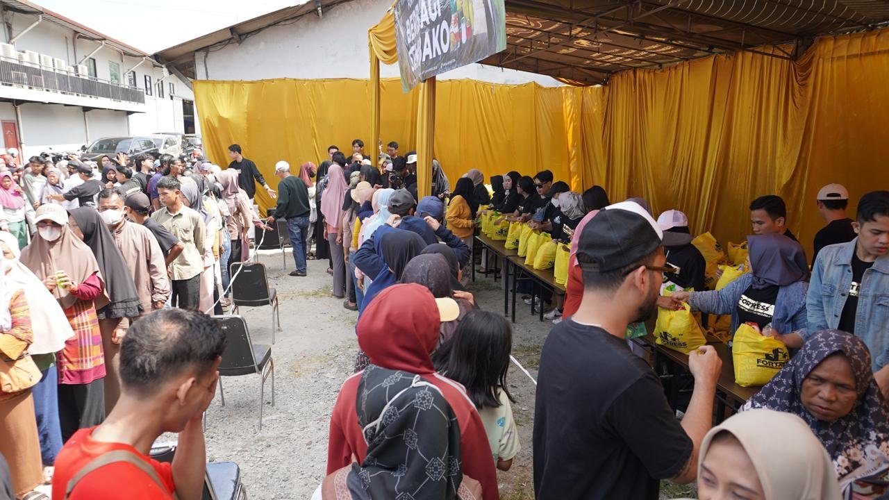 warga antre menerima paket sembako dalam program fortress ramadhan white 2026 di curug tangerang