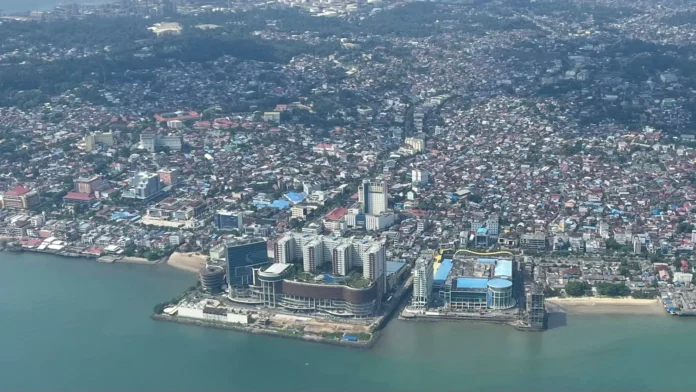 Pemandangan udara Kota Balikpapan yang berkembang pesat sebagai potensi kota penyangga IKN dengan tata kota modern di pesisir Kalimantan Timur.