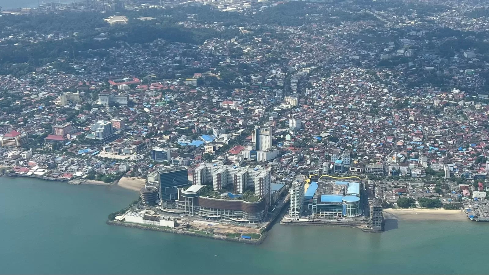 Pemandangan udara Kota Balikpapan yang berkembang pesat sebagai potensi kota penyangga IKN dengan tata kota modern di pesisir Kalimantan Timur.