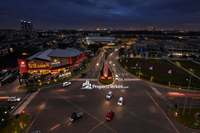 Suasana malam kawasan komersial dan boulevard utama Gading Serpong dengan lalu lintas kendaraan yang ramai sebagai pusat aktivitas ekonomi kawasan.