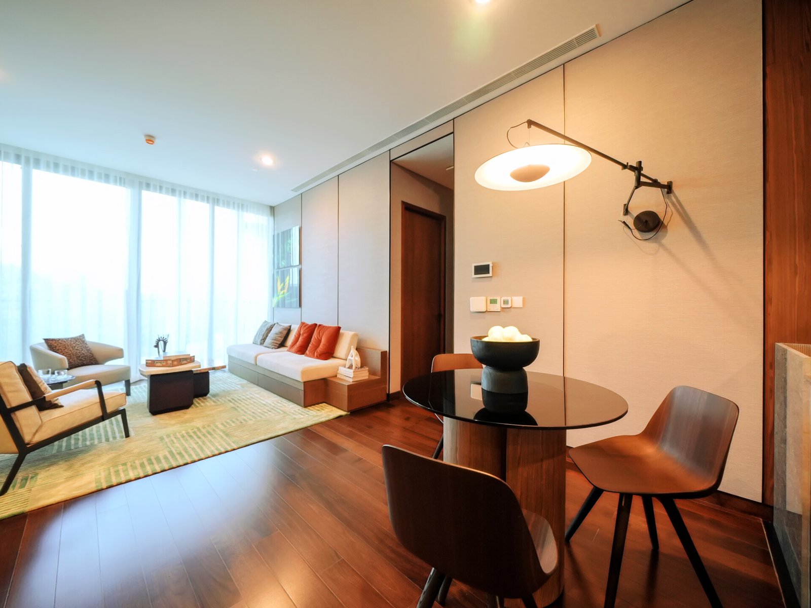 Interior ruang tamu dan ruang makan Savyavasa Dharmawangsa