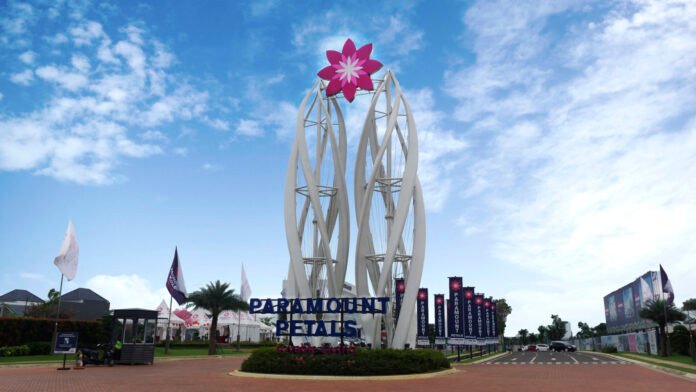 Gerbang selatan Paramount Petals