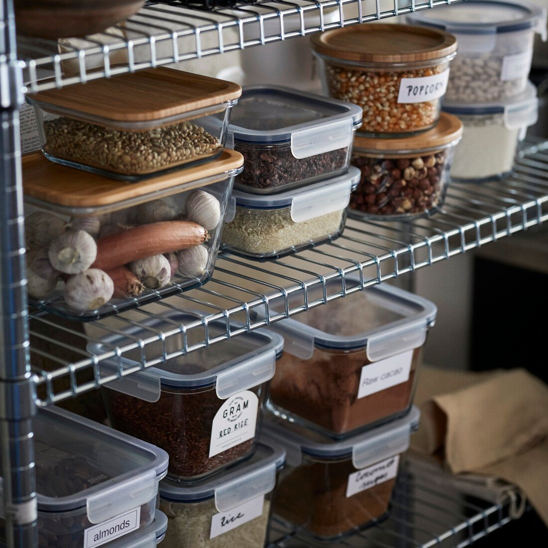 wadah transparan di rak dapur