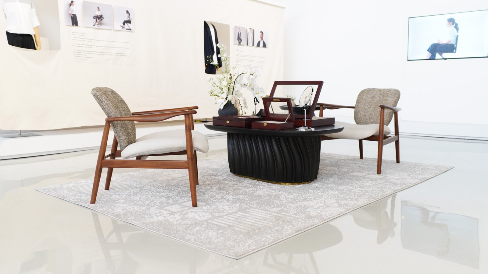 karpet montreal kuro dalam ruang duduk minimalis yang memperlihatkan karpet jadi penentu karakter ruang