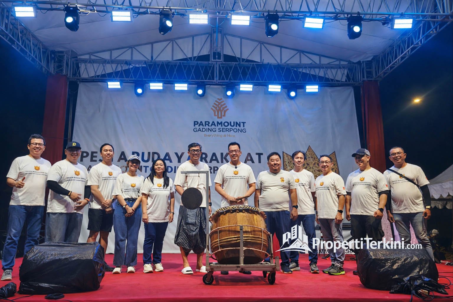 Chrissandy Dave bersama jajaran manajemen dan pengurus paguyuban membuka Pesta Budaya Rakyat Paramount Gading Serpong