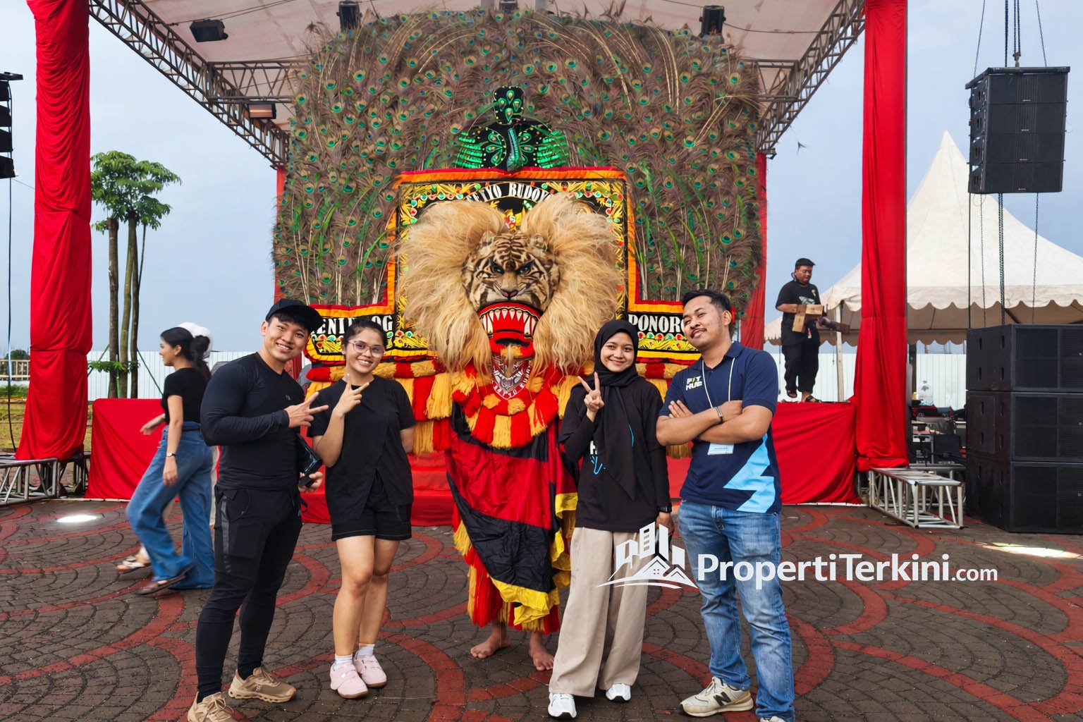 Pengunjung berfoto bersama penari Reog Ponorogo di Pesta Budaya Rakyat Paramount Gading Serpong.