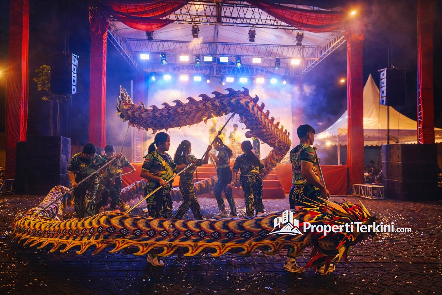 Atraksi tim Liong Naga menyemarakkan malam di Pesta Budaya Rakyat Paramount Gading Serpong.