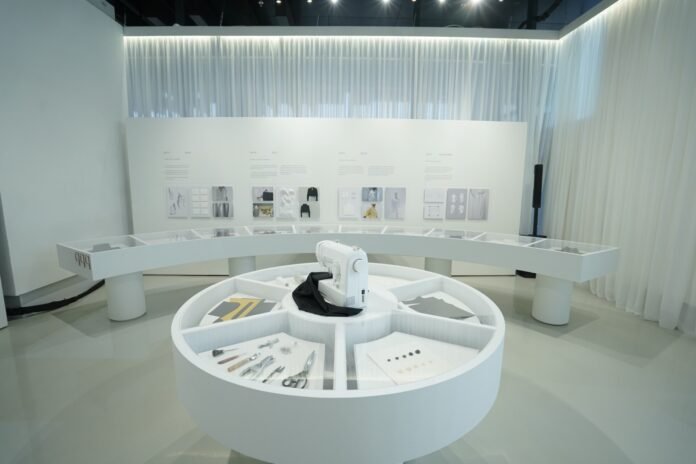 instalasi desain interior dalam kolaborasi fio dan masshiro&co yang menunjukkan karpet jadi penentu karakter ruang