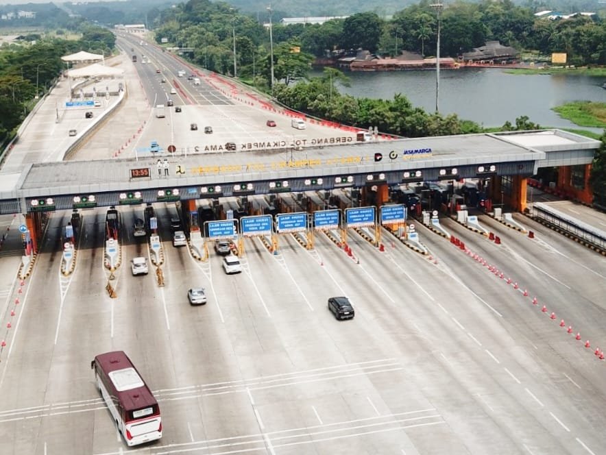 rus lalu lintas di Gerbang Tol Cikampek Utama
