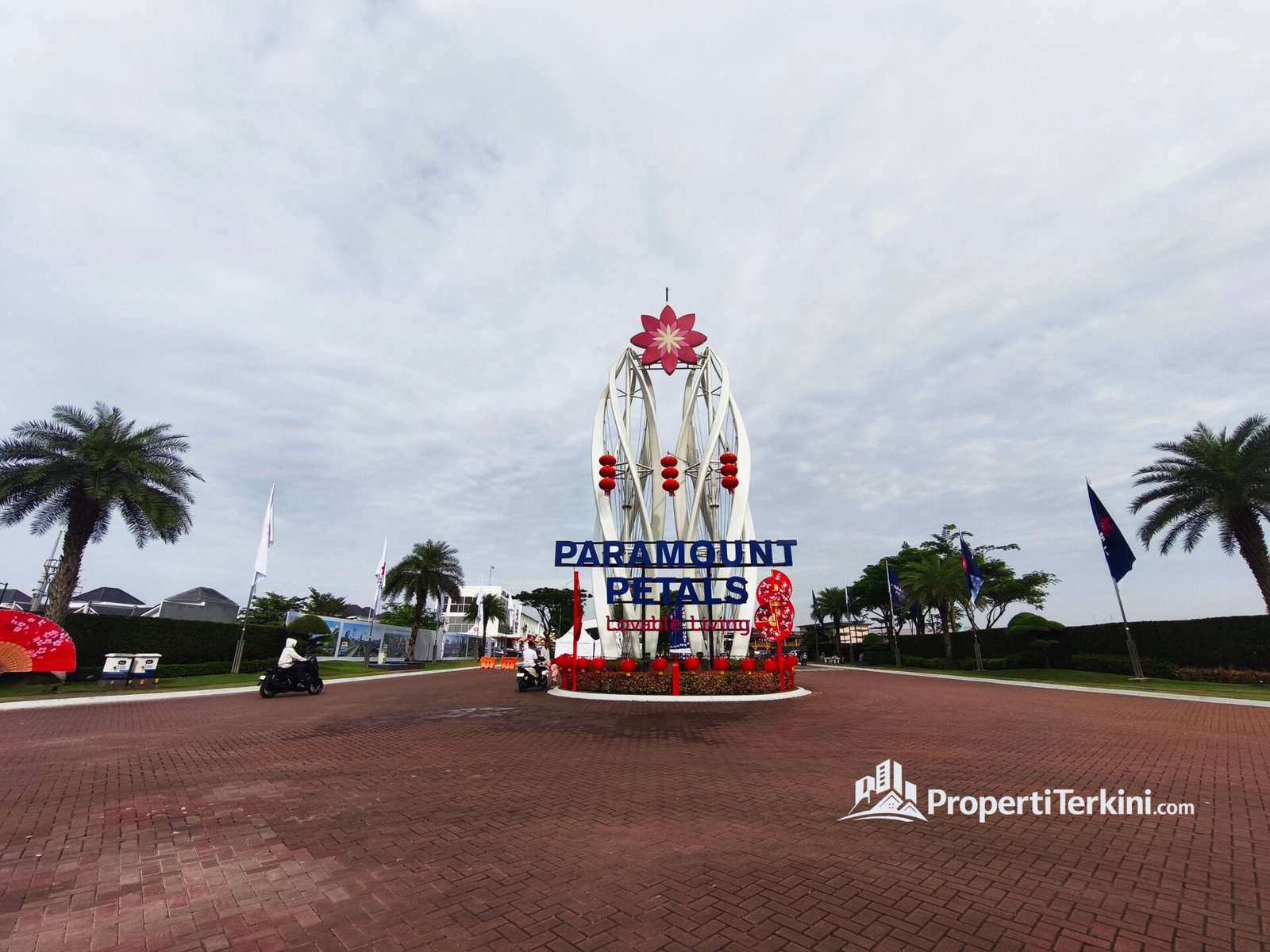 Gerbang Selatan Paramount Petals