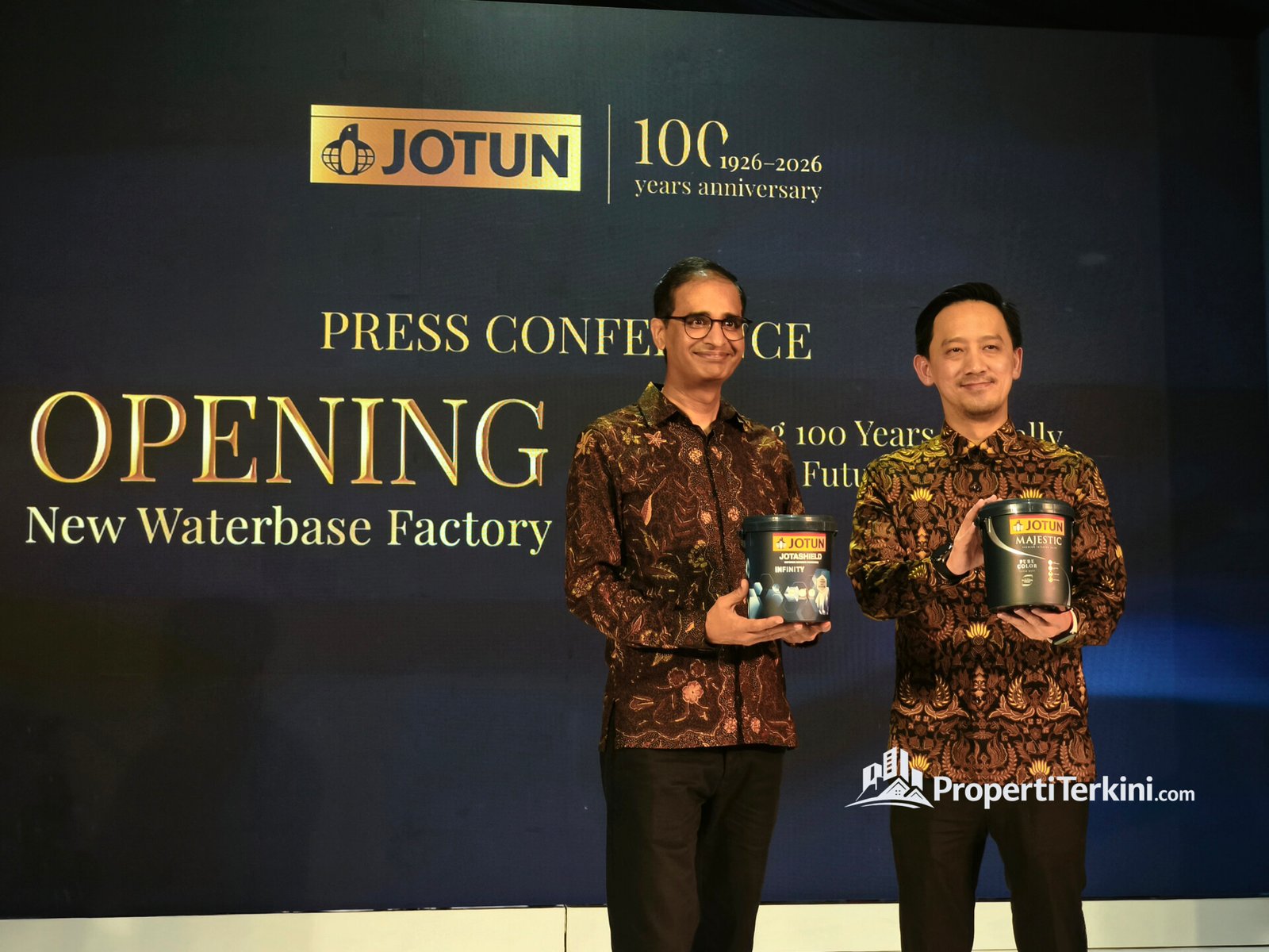 Arun Kumar dan Husodo Hoe saat peresmian pabrik baru Jotun