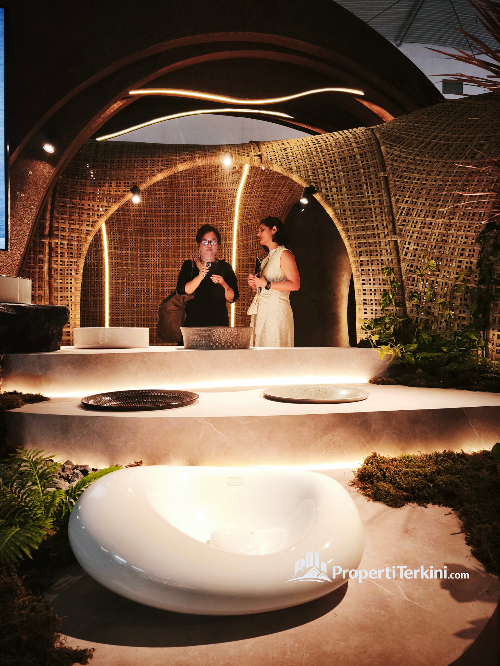 Shreya Malik berbincang dengan pengunjung di area display produk Kohler ARCH:ID 2026 yang menampilkan konsep kamar mandi Kohler modern berbasis wellness