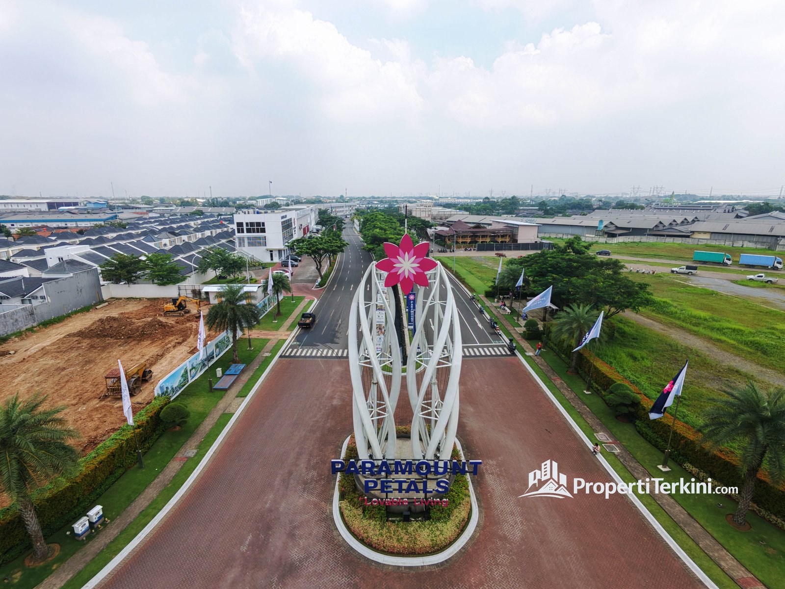 Pemandangan udara (aerial view) gerbang dan jalan raya di kawasan Kota Mandiri Paramount Petals.