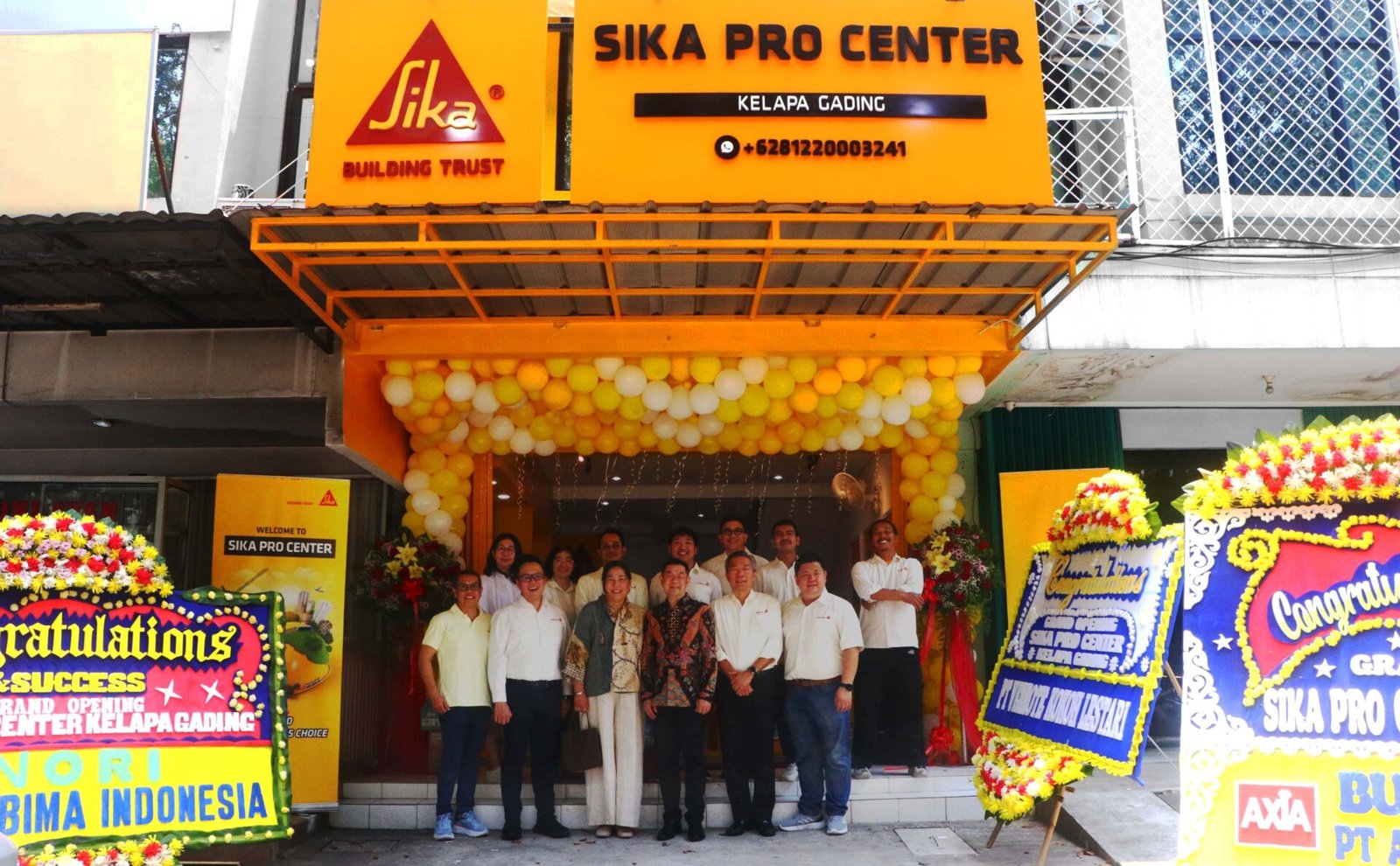 Sika Indonesia berfoto bersama di depan outlet Sika Pro Center Kelapa Gading