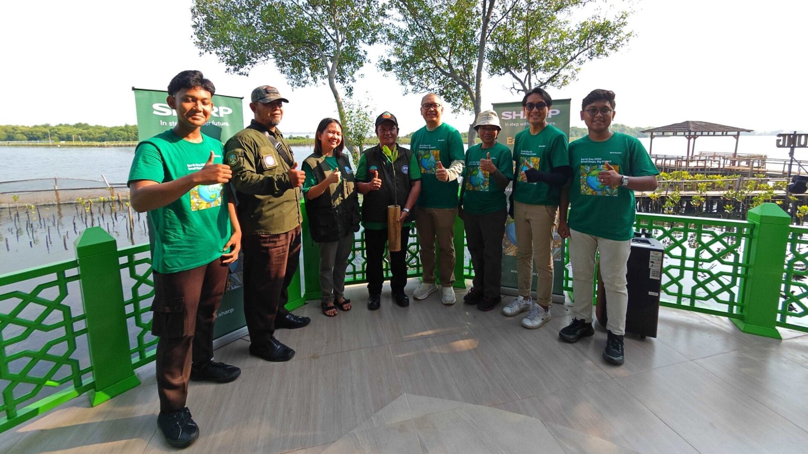 Penyerahan pohon mangrove pada kegiatan Hari Bumi 2026 Sharp Indonesia