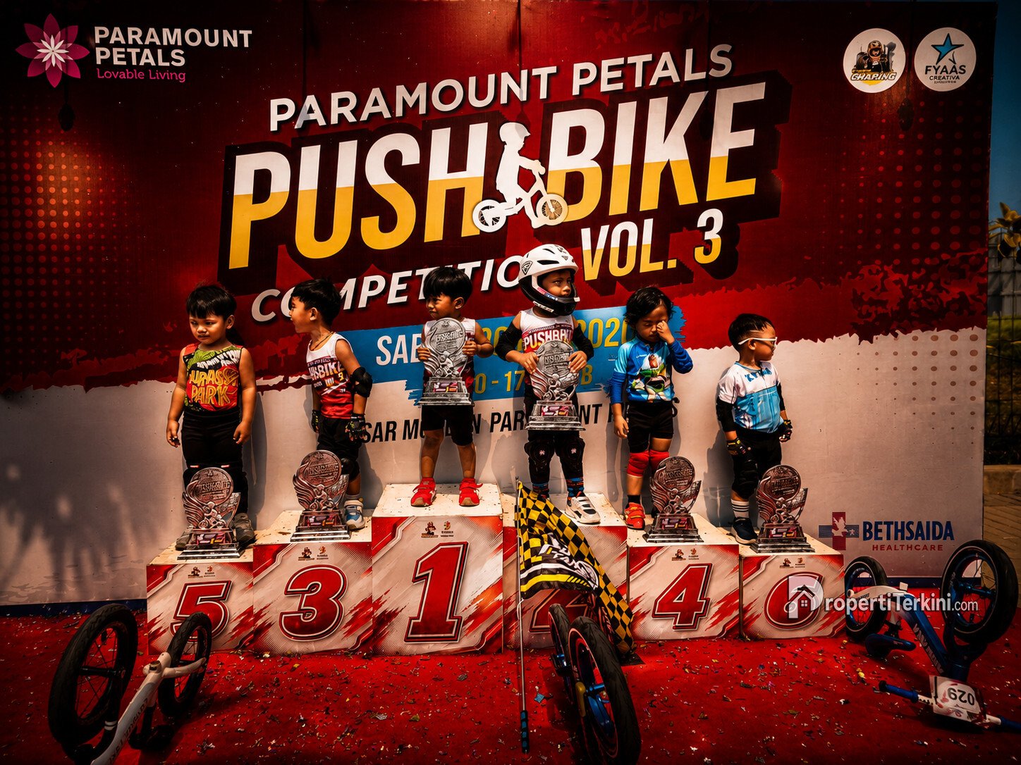Pemenang berfoto di podium Paramount Petals Push Bike Competition 2026