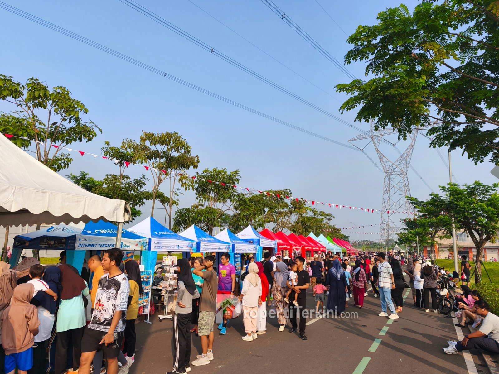 Pengunjung memadati area bazaar UMKM saat Petals Urban Market