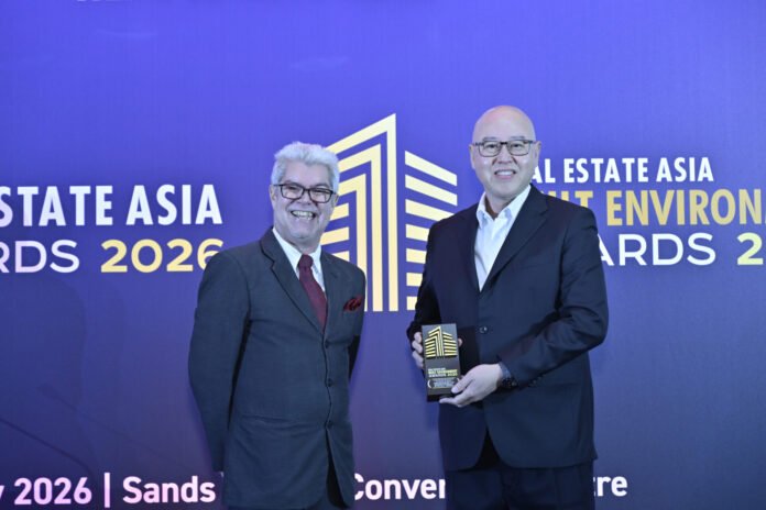 summarecon-bandung-raih-penghargaan-urban-regeneration-real-estate-asia-2026 Hindarko Hasan menerima penghargaan Urban Regeneration untuk Summarecon Bandung pada ajang Real Estate Asia Built Environment Awards 2026 di Singapura.