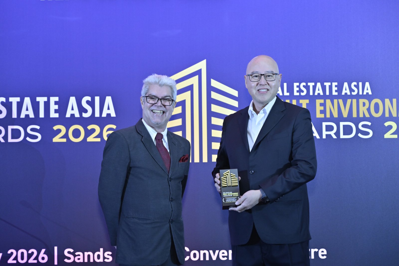 Hindarko Hasan menerima penghargaan Urban Regeneration untuk Summarecon Bandung pada ajang Real Estate Asia Built Environment Awards 2026 di Singapura.