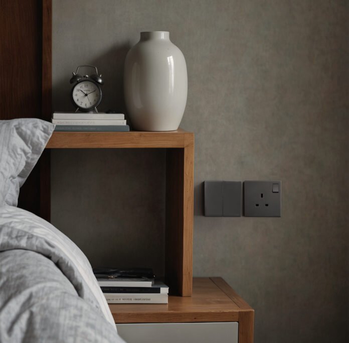 vivace-e-schneider-electric-universal-socket-grey-kamar-modern Vivace E Schneider Electric tipe 2 gang dan universal socket warna grey pada kamar tidur modern minimalis.