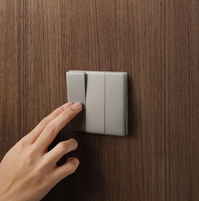 vivace-e-schneider-electric-sakelar-grey-interior-rumah-modern Sakelar Vivace E Schneider Electric warna grey dengan desain slim dan frameless digunakan pada interior rumah modern bernuansa kayu alami.