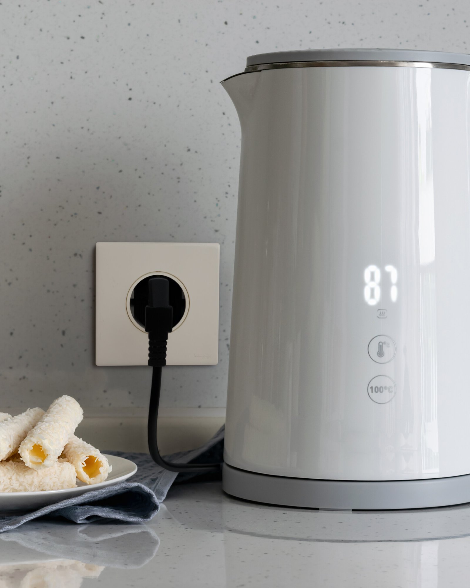 Vivace E Schneider Electric tipe Schuko Socket warna putih digunakan pada area dapur modern minimalis dengan desain clean look dan aman untuk perangkat elektronik rumah tangga.