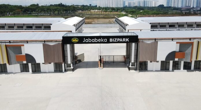 Gerbang utama kawasan bangunan multiguna Jababeka Bizpark di Cikarang