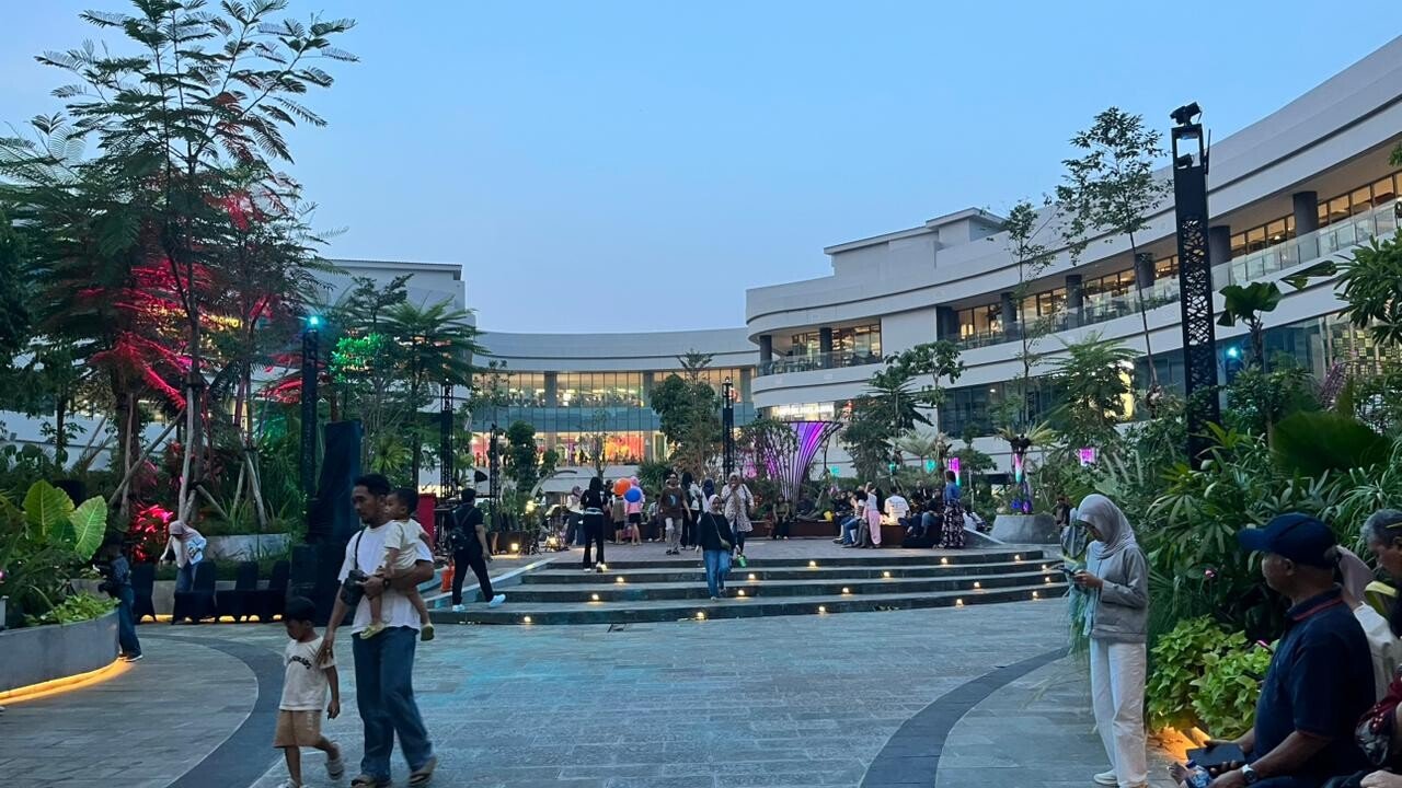 Suasana pengunjung di area Downtown Park 23 Semarang Shopping Center