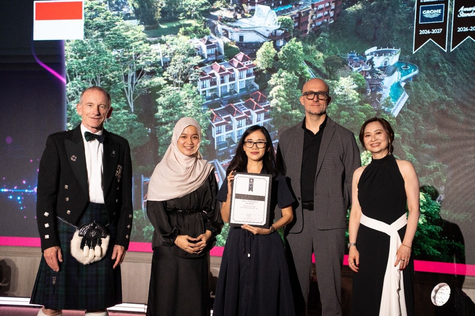 Perwakilan Metland menerima penghargaan Asia Pacific Property Awards 2026-2027