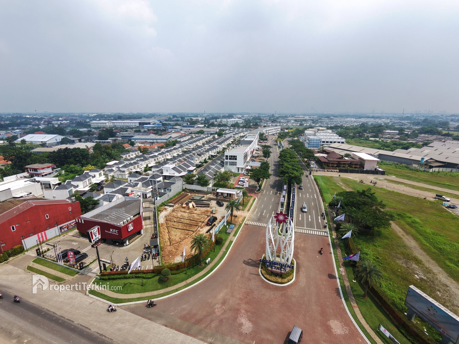 Gerbang kawasan Paramount Petals dengan konsep township modern dan ruang terbuka hijau di Tangerang