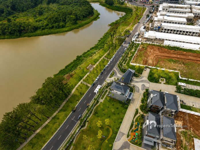matera-lakeside-situ-cihuni-dan-maggiore-gading-serpong Pemandangan udara kawasan Matera Lakeside hunian privat di tepian Situ Cihuni yang terintegrasi dengan kawasan komersial Maggiore di selatan Paramount Gading Serpong.