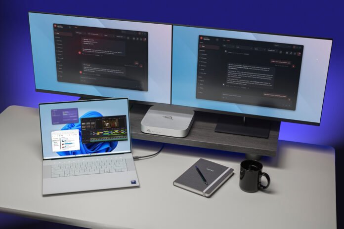 owc-stack-ai-thunderbolt-5-ai-accelerator-workstation OWC Stack AI terhubung ke laptop dan dual monitor