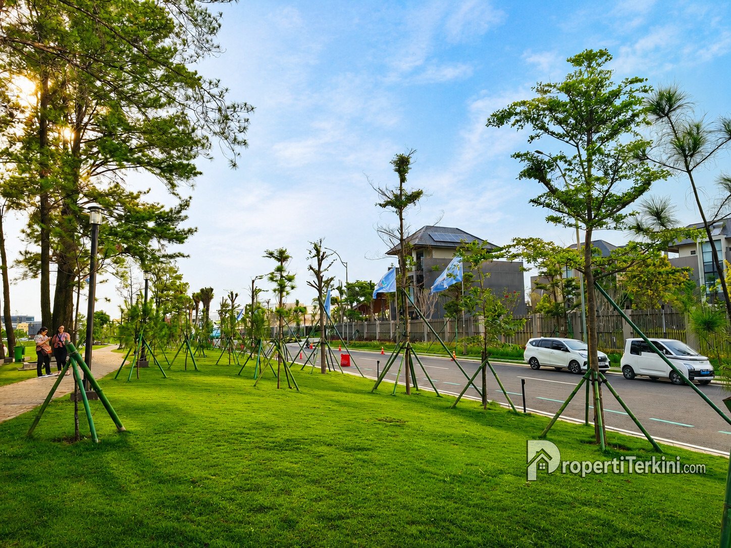 Lanskap hijau dan area boulevard di kawasan Matera Lakeside
