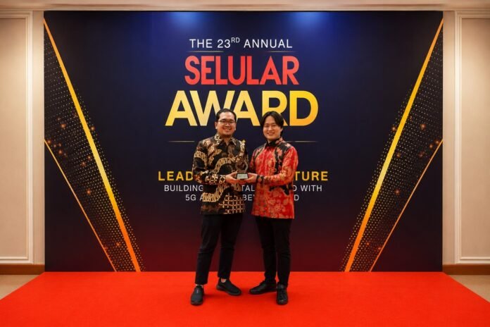 sharp-aquos-sense10-raih-smartphone-of-the-year-2025-mid-range-category Perwakilan Sharp menerima penghargaan Sharp AQUOS sense10 sebagai Smartphone of The Year 2025