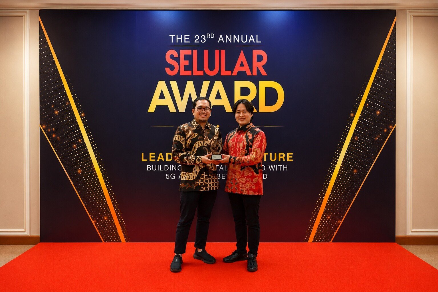 Perwakilan Sharp menerima penghargaan Sharp AQUOS sense10 sebagai Smartphone of The Year 2025