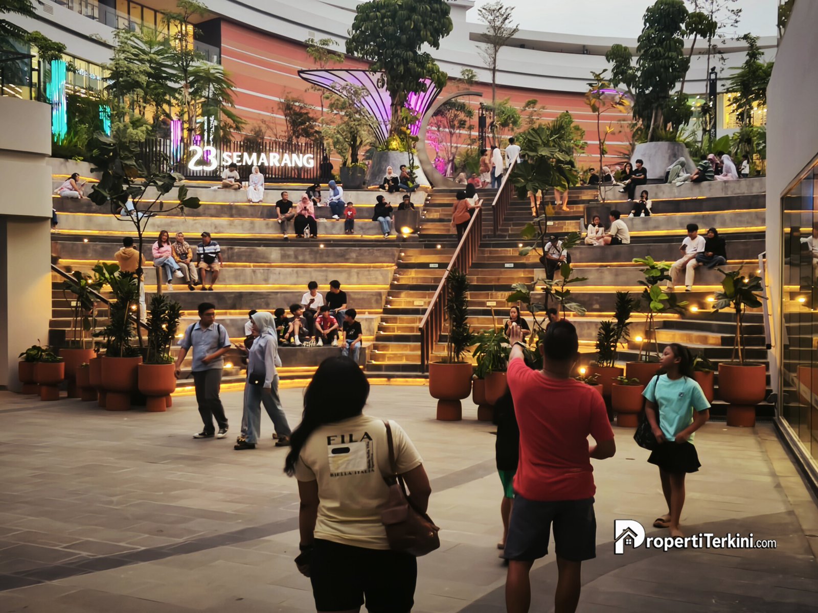 Area amphitheater terbuka di 23 Semarang Shopping Center